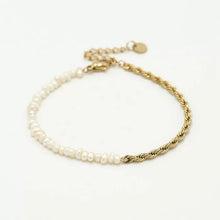 Load image into Gallery viewer, Twisted Bracelet with pearls
