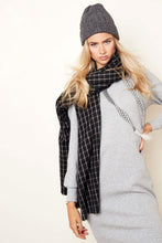 Afbeelding in Gallery-weergave laden, Zwart met wit geblokte wintersjaal

