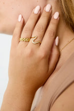 Afbeelding in Gallery-weergave laden, Belegde Swoosh Ring - Verschillende Kleuren
