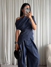 Afbeelding in Gallery-weergave laden, One Shoulder Draped Top
