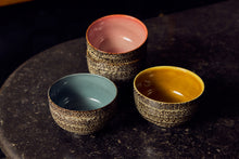 Afbeelding in Gallery-weergave laden, 70s Ceramics: Noodle Kommen Brew Variation (set van 4)
