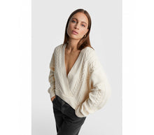 Afbeelding in Gallery-weergave laden, Cropped V- Neck Sweater
