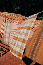 Load image into Gallery viewer, Vida check Theedoek Strawberry/Creme
