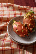 Load image into Gallery viewer, Vida check Theedoek Strawberry/Creme
