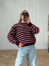 Load image into Gallery viewer, Joja Strepen Trui Bordeaux
