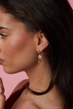 Load image into Gallery viewer, Oorbellen Bloemenmotief - Verschillende Kleuren
