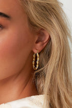 Afbeelding in Gallery-weergave laden, Twisted Sparkle Hoop oorbellen
