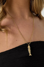 Afbeelding in Gallery-weergave laden, Ketting met Bewegende Vis Charm - Verschillende Kleuren
