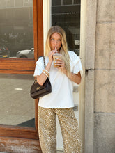 Afbeelding in Gallery-weergave laden, Gigi Basic tee - Verschillende Kleuren
