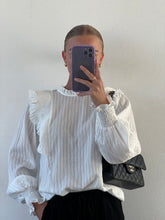 Load image into Gallery viewer, Selma Smock Frill Blouse Wit
