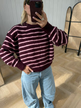 Load image into Gallery viewer, Joja Strepen Trui Bordeaux
