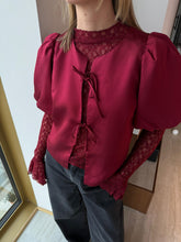 Load image into Gallery viewer, Aska Dull Satiijnen Blouse Rood
