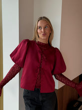 Load image into Gallery viewer, Aska Dull Satiijnen Blouse Rood
