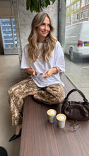 Afbeelding in Gallery-weergave laden, Deer Print Barrel Jeans
