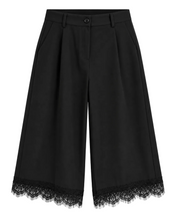 Afbeelding in Gallery-weergave laden, Bermuda Lace Short
