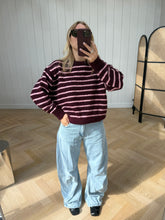 Load image into Gallery viewer, Joja Strepen Trui Bordeaux
