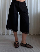 Afbeelding in Gallery-weergave laden, Bermuda Lace Short
