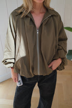 Afbeelding in Gallery-weergave laden, Maud Jas - Verschillende Kleuren

