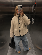 Afbeelding in Gallery-weergave laden, Wooly Jacket

