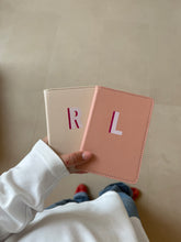 Afbeelding in Gallery-weergave laden, Paspoort Hoes Letter - Verschillende Kleuren
