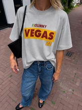 Afbeelding in Gallery-weergave laden, Vegas Oversized Tee Licht Blauw
