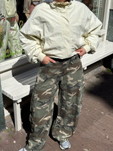 Afbeelding in Gallery-weergave laden, Camo Jeans
