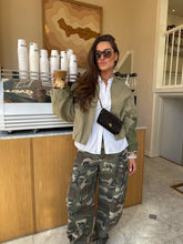 Afbeelding in Gallery-weergave laden, Camo Jeans
