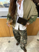 Afbeelding in Gallery-weergave laden, Camo Jeans
