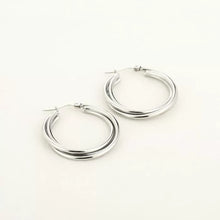 Afbeelding in Gallery-weergave laden, Twisted Hoops - Verschillende Kleuren

