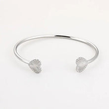 Afbeelding in Gallery-weergave laden, Bangle Vintage hartjes - Verschillende Kleuren
