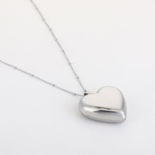 Load image into Gallery viewer, Lange ketting met Groot Hart- Verschillende Kleuren
