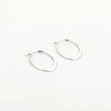 Afbeelding in Gallery-weergave laden, Chique hoop oorbellen 3 CM - Verschillende Kleuren
