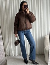 Afbeelding in Gallery-weergave laden, Soy Suede Puffer
