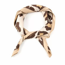 Load image into Gallery viewer, Zijdezachte Sjaaltje Luipaard motief Beige
