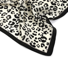 Afbeelding in Gallery-weergave laden, Zijdezachte sjaaltje vierkant - Verschillende Kleuren
