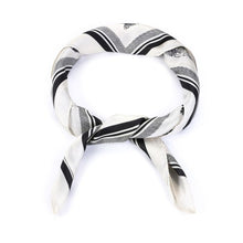 Afbeelding in Gallery-weergave laden, Zijdezachte sjaaltje vierkant - Verschillende Kleuren
