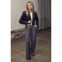 Afbeelding in Gallery-weergave laden, Coco Tailor Pleat Logo Pants Grey
