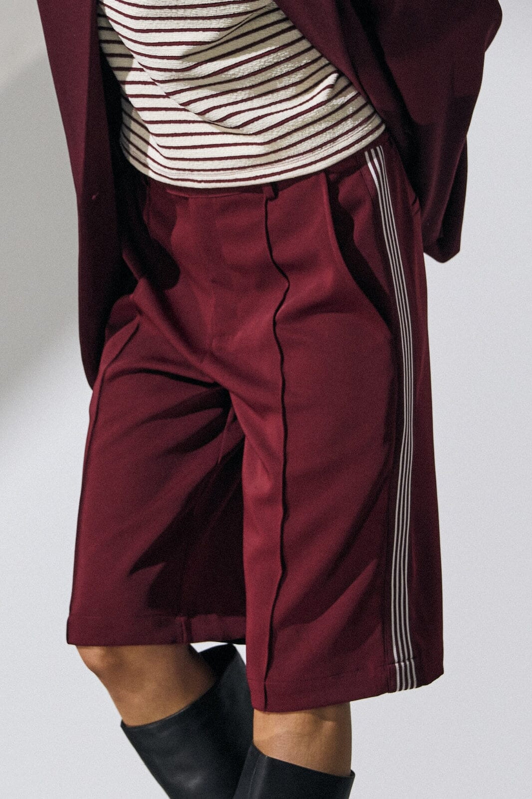 Amira Crease Bermuda Burgundy