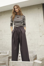 Load image into Gallery viewer, Vola Carrot Pleated Broek
