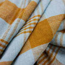 Load image into Gallery viewer, Vida check Theedoek Amber/Blauw
