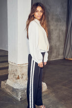 Load image into Gallery viewer, Amira Sport Crop pants Blue
